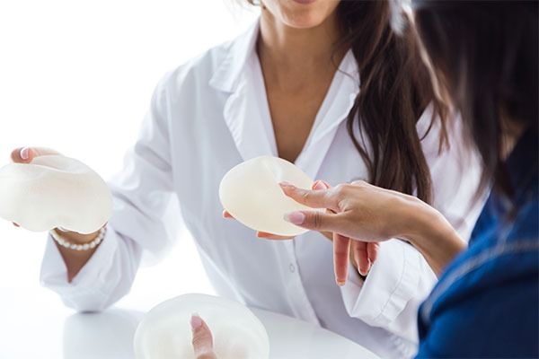 augmentation_mammaire_en_suisse_implants_lipofilling_ou_les_deux_