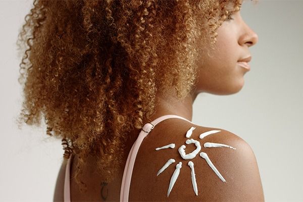 soleil_et_cicatrices_apres_une_chirurgie_esthetique_les_recommandations_de_nos_medecins