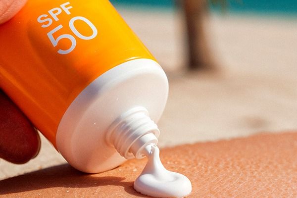 soleil_et_cicatrices_apres_une_chirurgie_esthetique_les_recommandations_de_nos_medecins