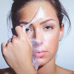 Femme faisant un soin peeling sur le visage