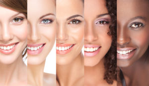 Visages de femmes souriantes avec dents blanches